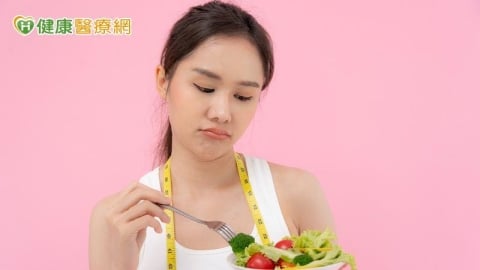 非常低熱量飲食適合你嗎？醫親曝安全減重最佳策略