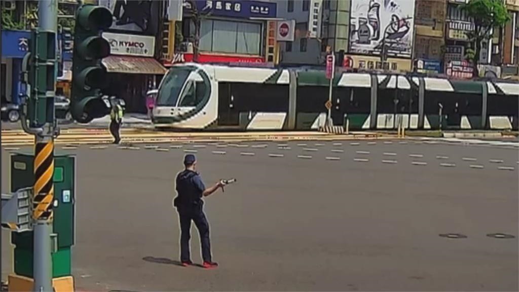 高雄輕軌開一半突關冷氣還倒退嚕! 乘客:回上一站充電?