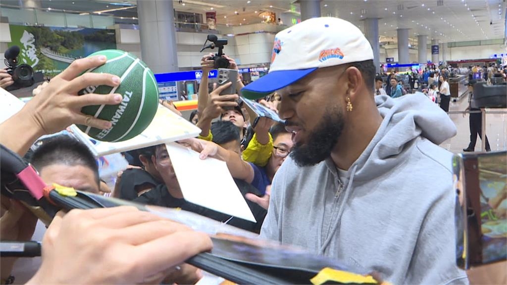 快新聞／巨星降臨！NBA紐約尼克隊中鋒唐斯飛抵桃機　將出席「這些活動」