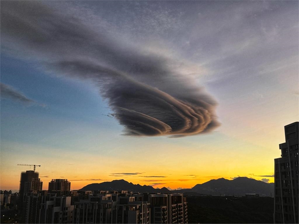 6.0強震前夕「詭譎螺旋雲」盤踞北台灣…萬網驚：是前兆？鄭明典解釋了