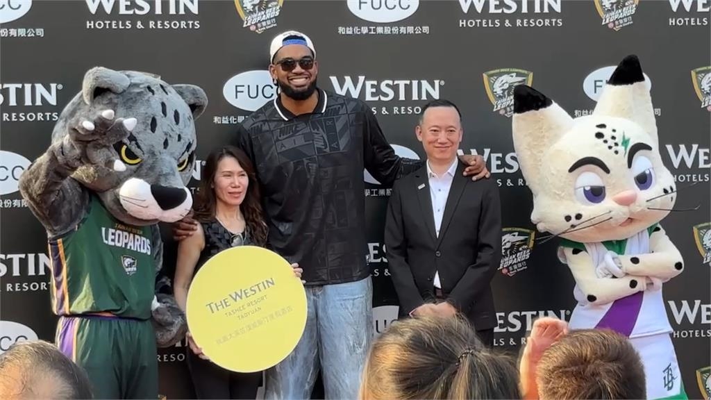 NBA五屆全明星唐斯抵台　下午攜妻現身籃球場觀賽