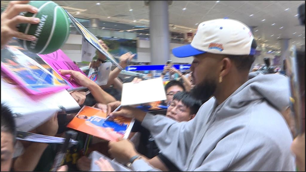 NBA五屆全明星唐斯抵台　下午攜妻現身籃球場觀賽