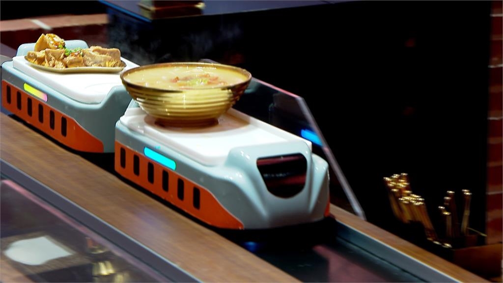 迴轉台上的米粉湯好吸睛 大骨湯結合海味大融合