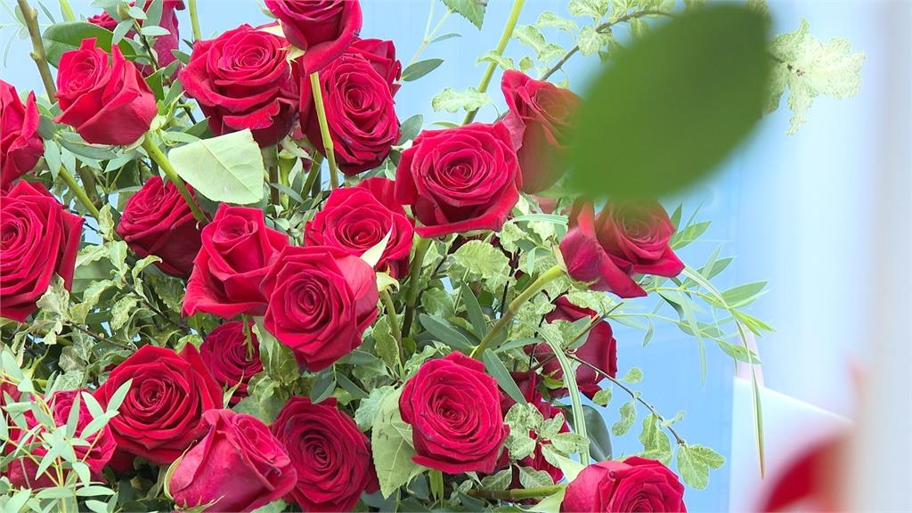 味全龍啦啦隊七夕現身北捷互動　限定聯名情人節玫瑰花吸睛