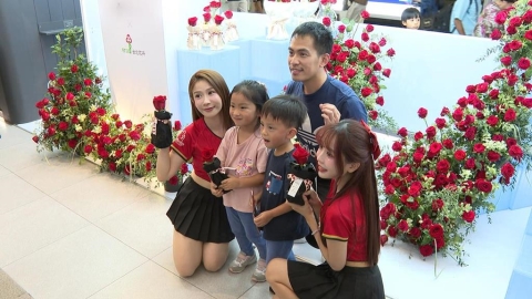 味全龍啦啦隊七夕現身北捷互動　限定聯名情人節玫瑰花吸睛