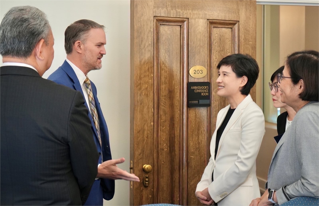 快新聞/駁酒店視訊謠言!政院公開台美關稅談判會面照片 美貿易代表、商務部長都現身