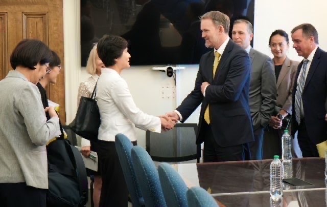 快新聞/駁酒店視訊謠言!政院公開台美關稅談判照片 美貿易代表、商務部長都現身