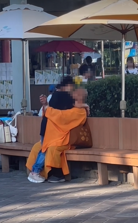 和尚現身兒童新樂園「女上男下交疊激吻」破戒了!臉一度埋胸嚇壞路人
