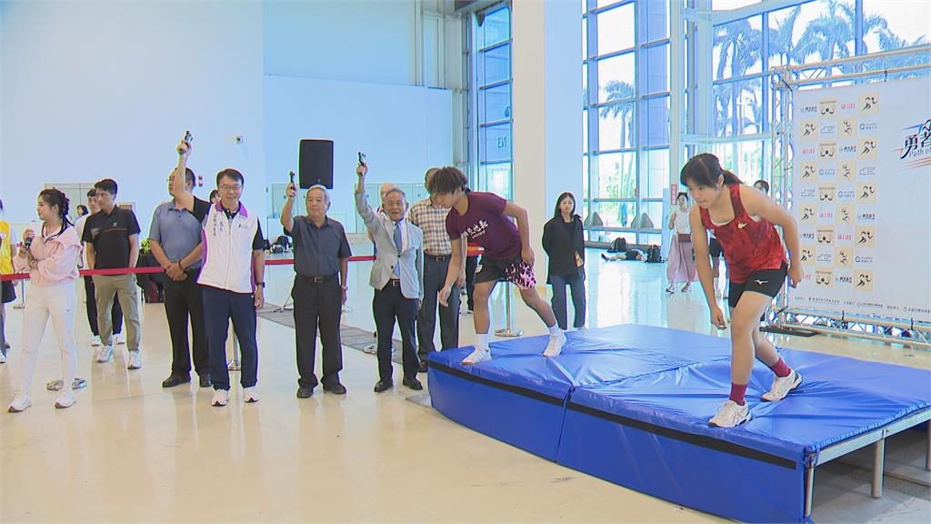 爬牆、拉單槓！　國際規格「體能障礙賽」首度登場高雄