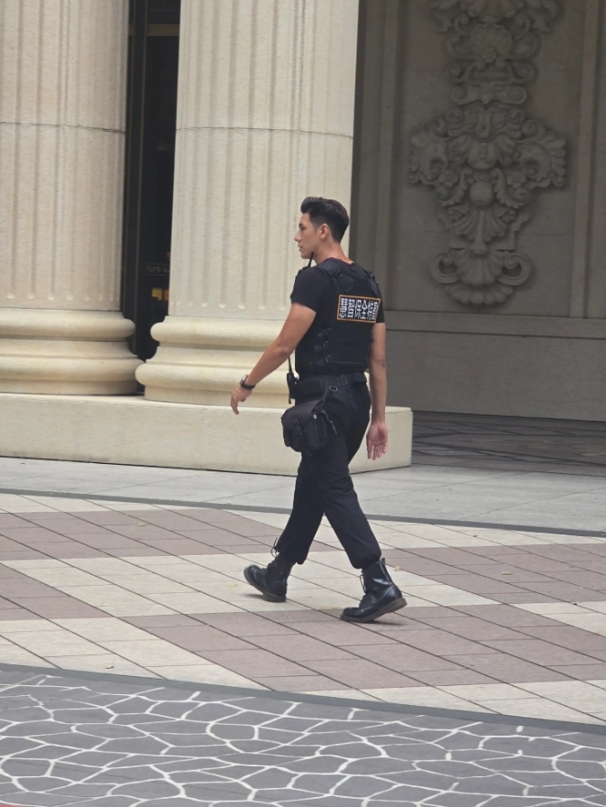 桃園豪宅驚見「逆天顏值」帥壯保全！竟是昔暴紅「天菜排長」本尊親自回應了