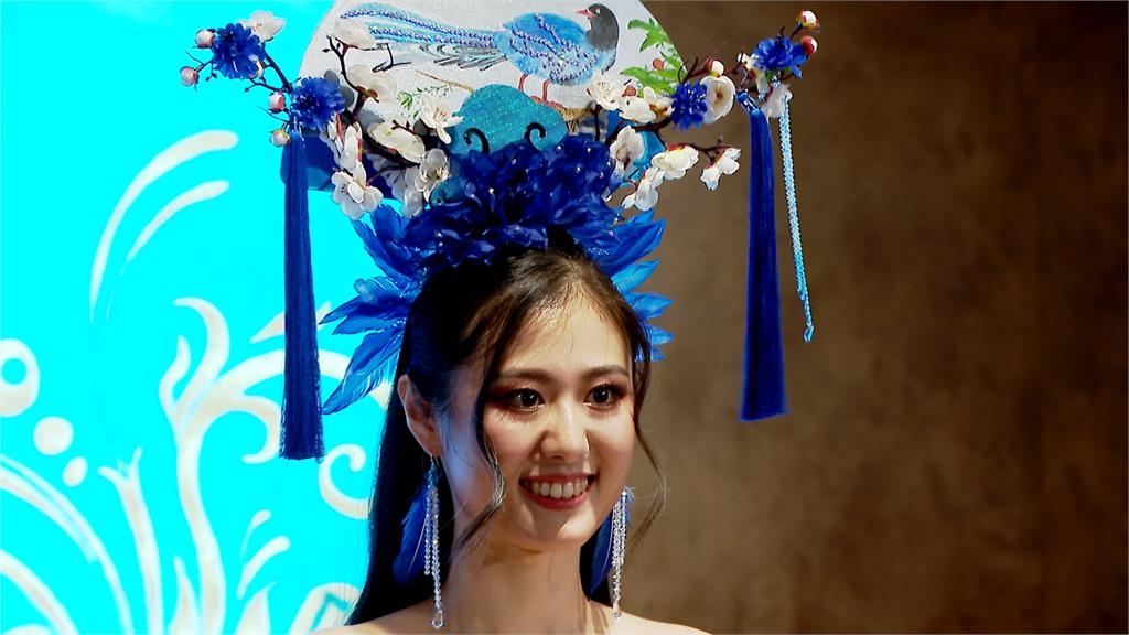 資深歌手鄭智化女兒參加選美比賽 親手製作羽毛頭冠