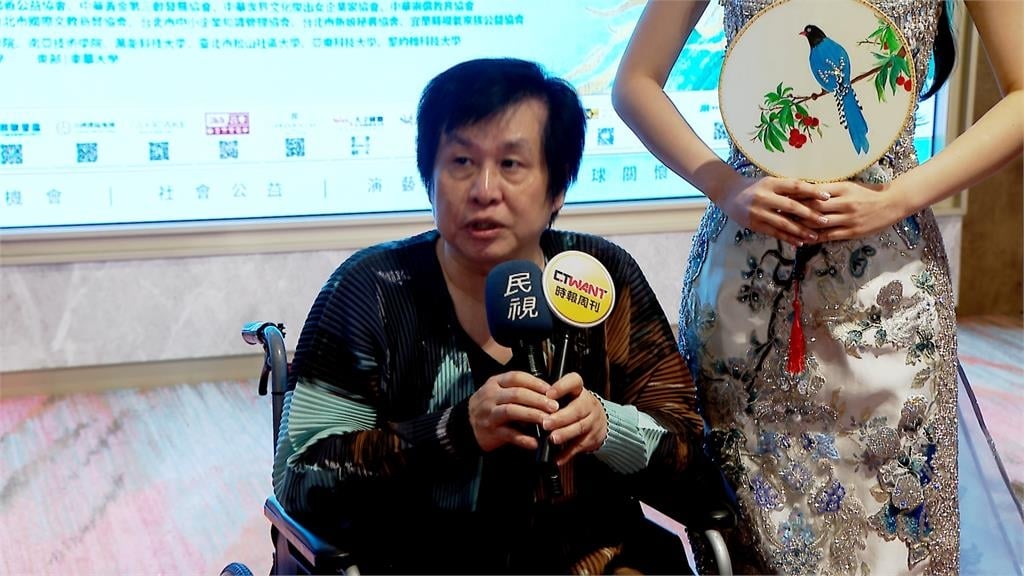 資深歌手鄭智化女兒參加選美比賽 親手製作羽毛頭冠