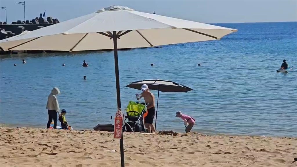 快新聞／基隆大武崙海濱「墾丁化」？　市府、警方突襲沙灘拆傘開罰