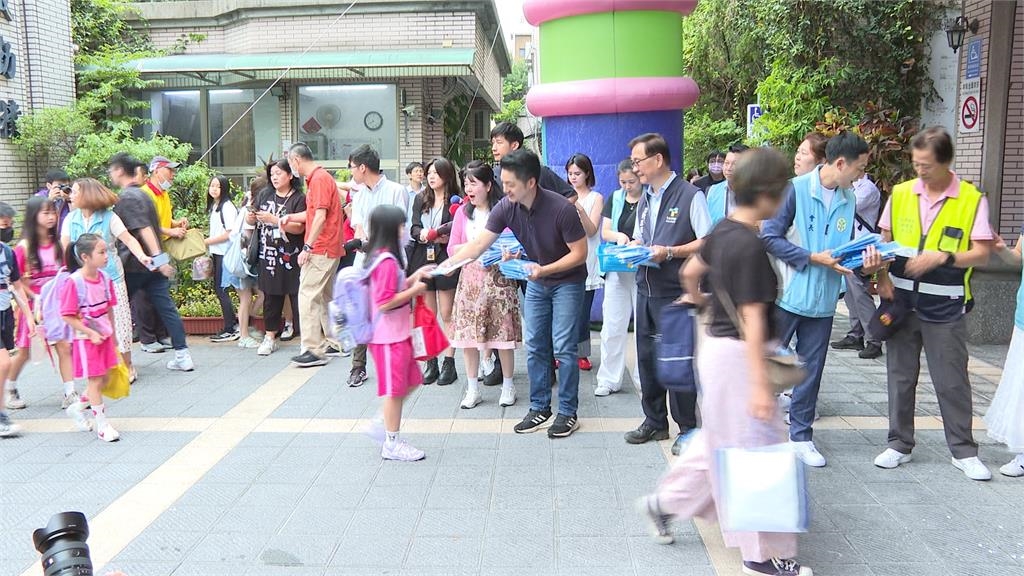 蘭雅國小周遭路面工程「凌晨趕工」　居民怒：吵到睡不了