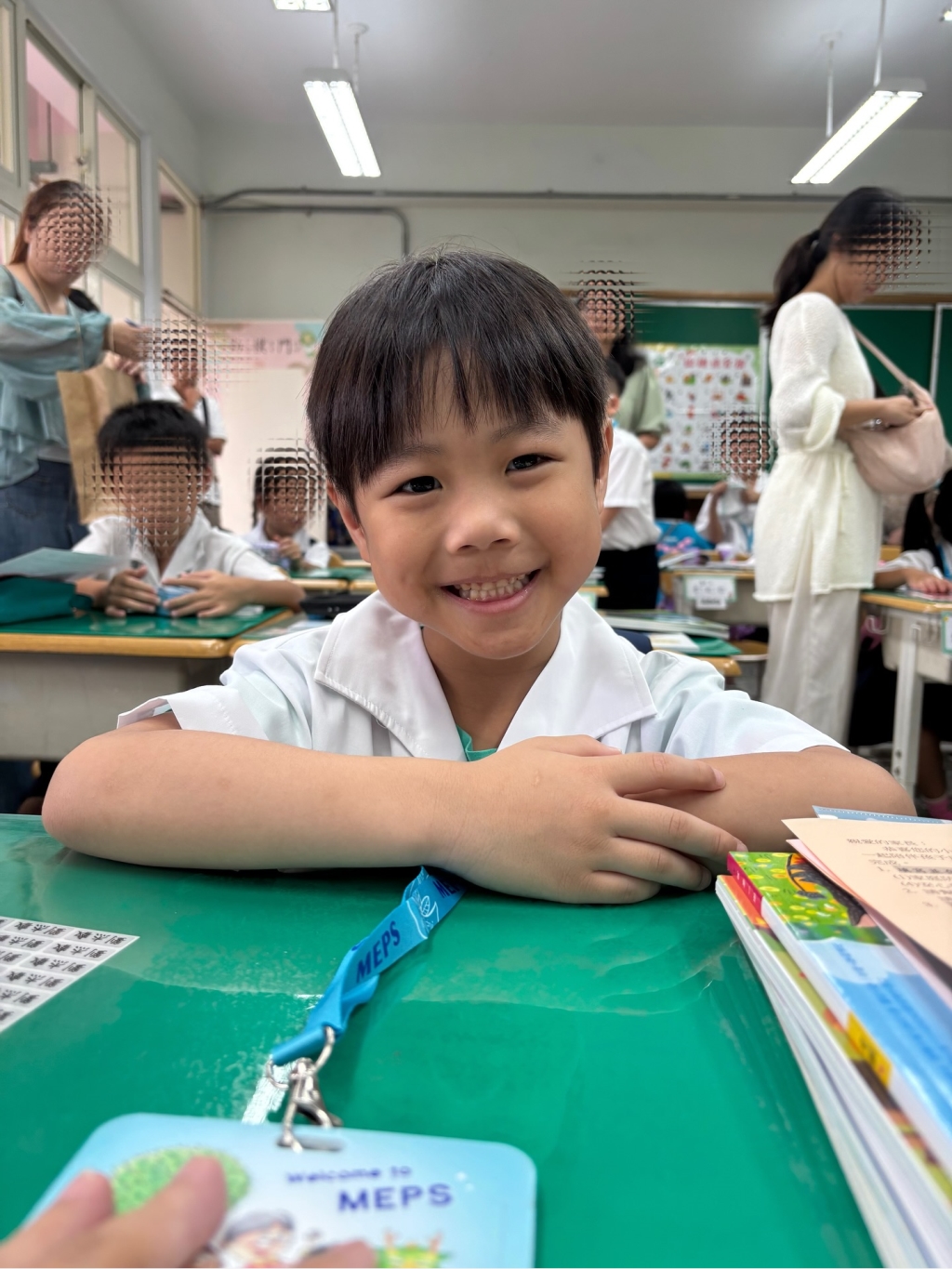《多情城市》超萌童星「小真璞」長大了！開心曬「小一新生報到」制服照