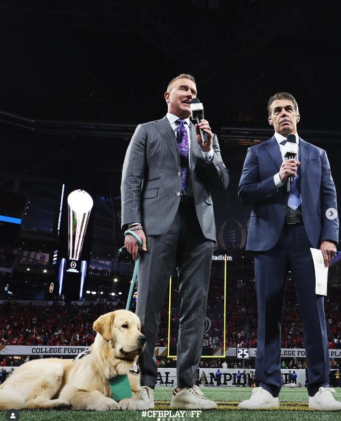 美式足球(影)／真有狗屎運？　射門比賽主播愛犬亂入竟助參賽者奪750萬獎金