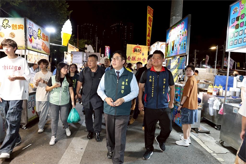 快新聞／太可愛了！黃偉哲合體「夜奇鴨」快閃夜市  發放夜市券民眾超驚喜