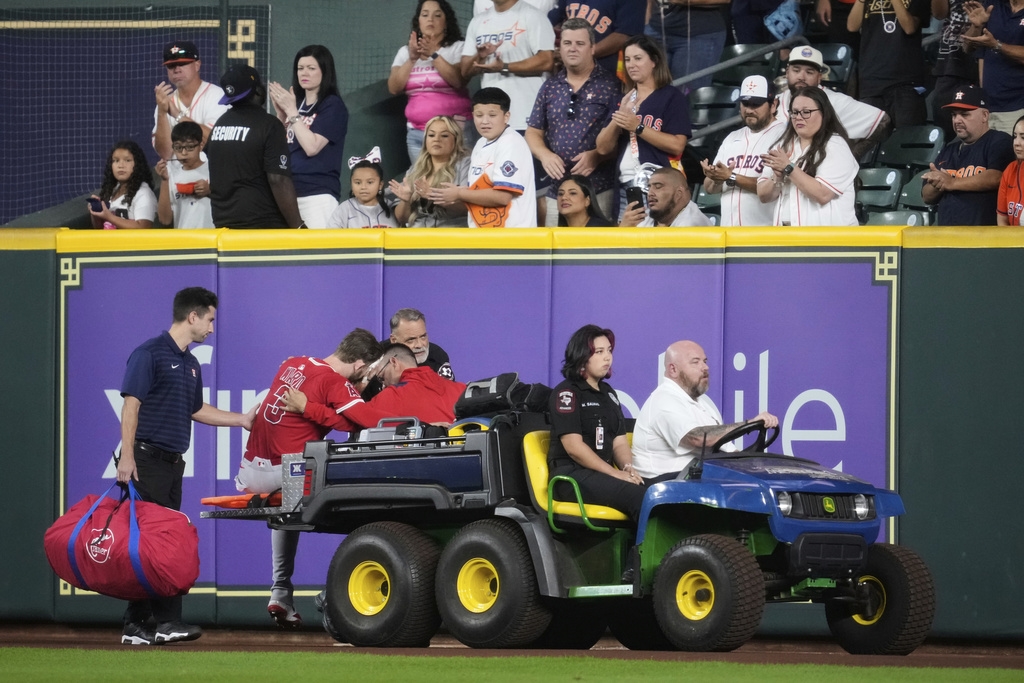 MLB(影)／撞到頭破血流！　天使外野手為接高飛球發生意外退場