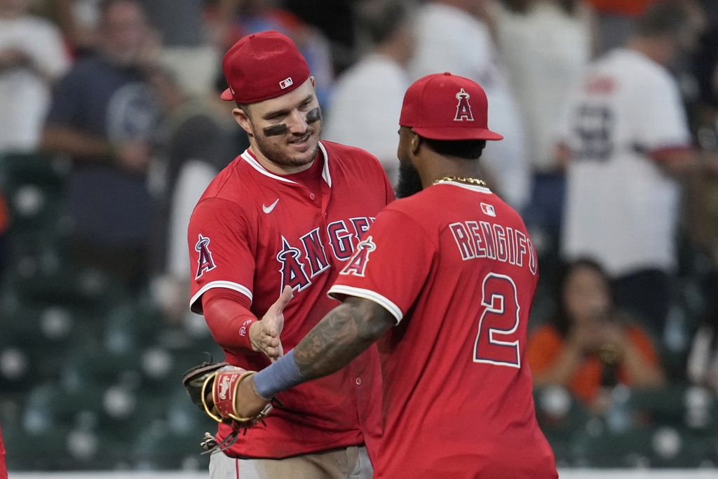 MLB(影)／撞到頭破血流！　天使外野手為接高飛球發生意外退場