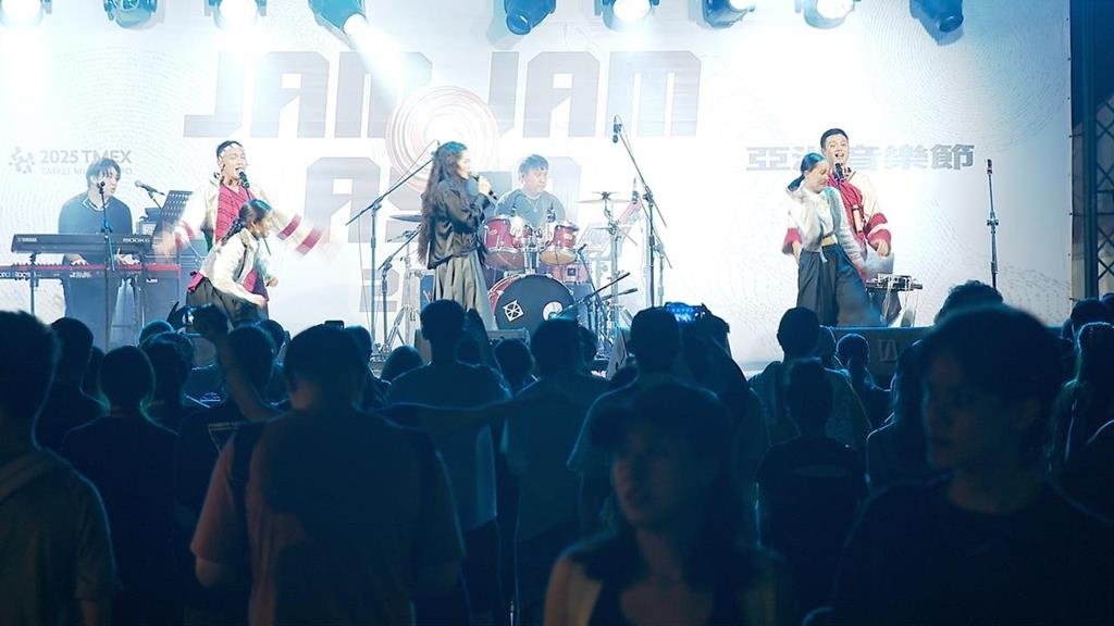 許光漢驚喜合體落日飛車　亞洲音樂節嗨翻上萬人