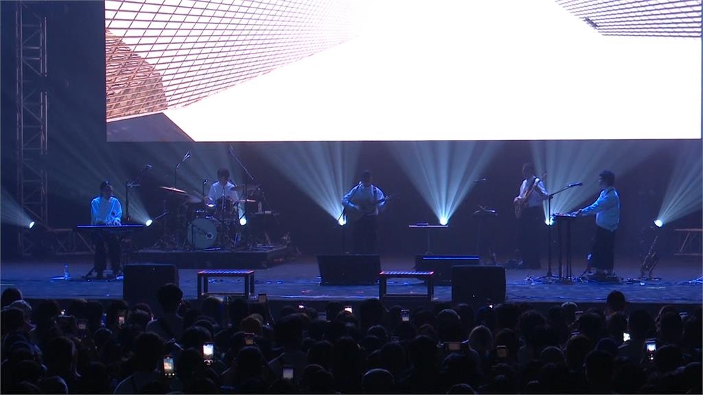 許光漢驚喜合體落日飛車 亞洲音樂節嗨翻上萬人