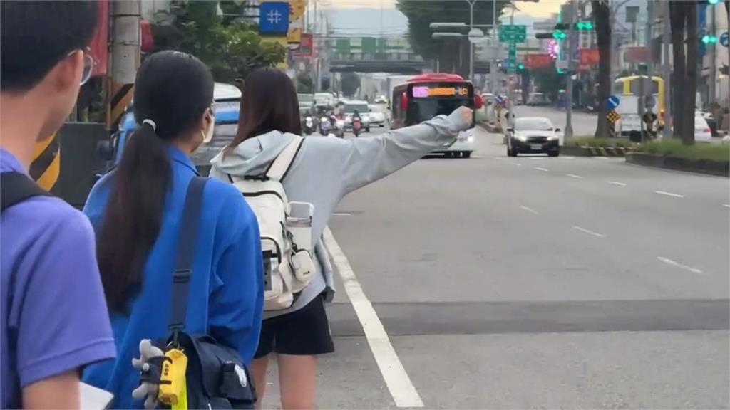 開學日大遲到!中鹿客運525駕駛睡過頭 台中大雅近70學生等嘸車