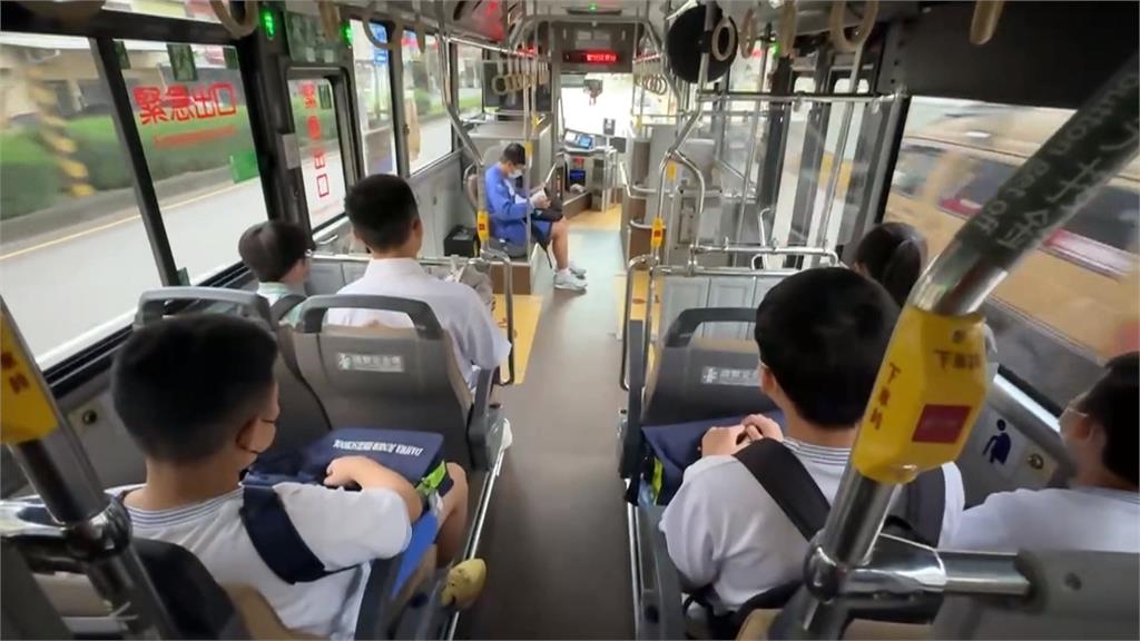 開學日大遲到!中鹿客運525駕駛睡過頭 台中大雅近70學生等嘸車