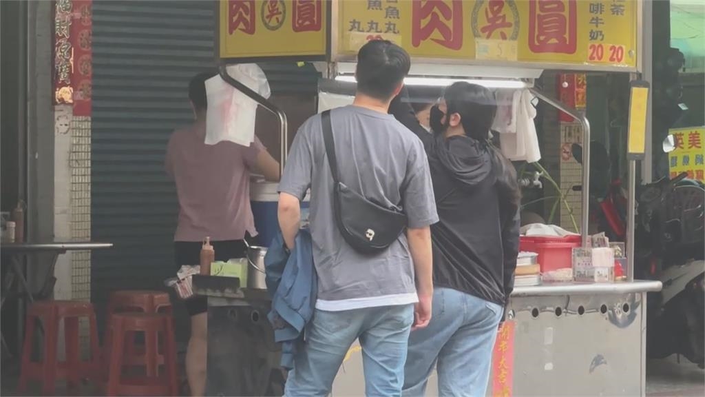 太好吃了! 鳳山肉圓店人潮多 外帶民眾路邊違停也多