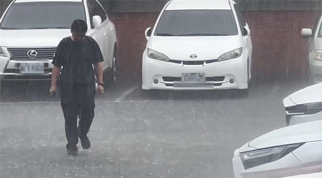 駭人!溪州濁水溪口強風颳起砂土 沙塵暴迎面襲來