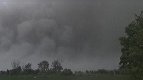 駭人!溪州濁水溪口強風颳起砂土 沙塵暴迎面襲來