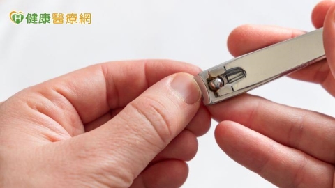 剪指甲太深惹禍 年輕女急性甲溝炎痛到跛行