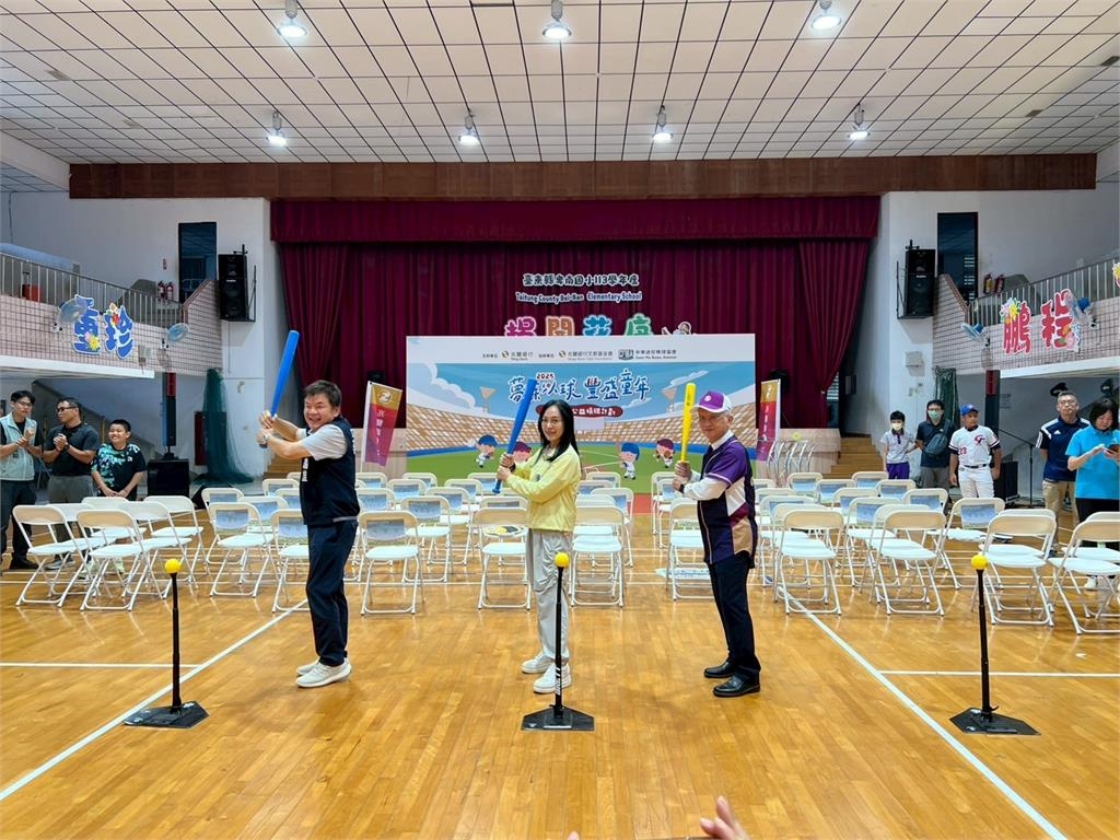 延續台東棒球傳教士精神！陳瑩.莊瑞雄攜手企業捐贈迷你棒球球具 