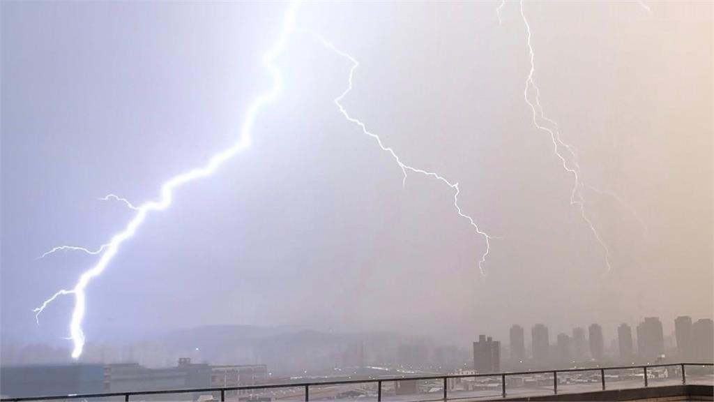 冷心低壓籠罩「雷神夜襲」閃電猛劈 台北101直擊畫面曝光鄭明典認證:超巨!