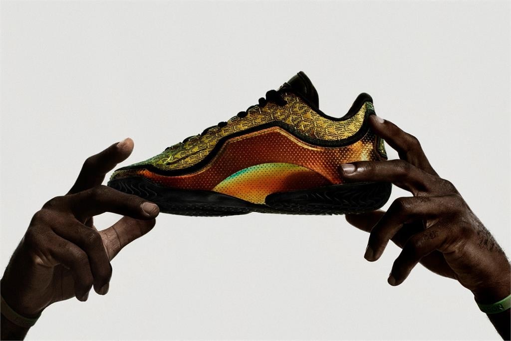 NBA／生涯最後一舞推進器！詹皇穿「4萬分金戰靴」現身亞洲出任訓練營終極導師