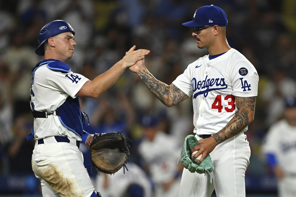 MLB(影)／威爾史密斯右手被擊中退場！X光檢查陰性道奇球迷捏把冷汗