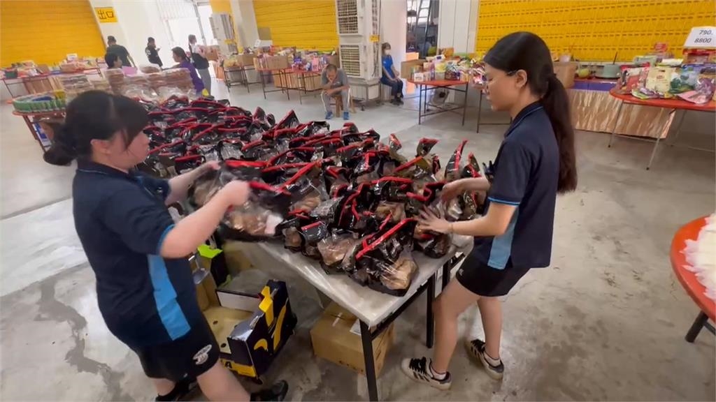 鹿港地藏王廟普渡 2800支雞腿宴請嬰靈