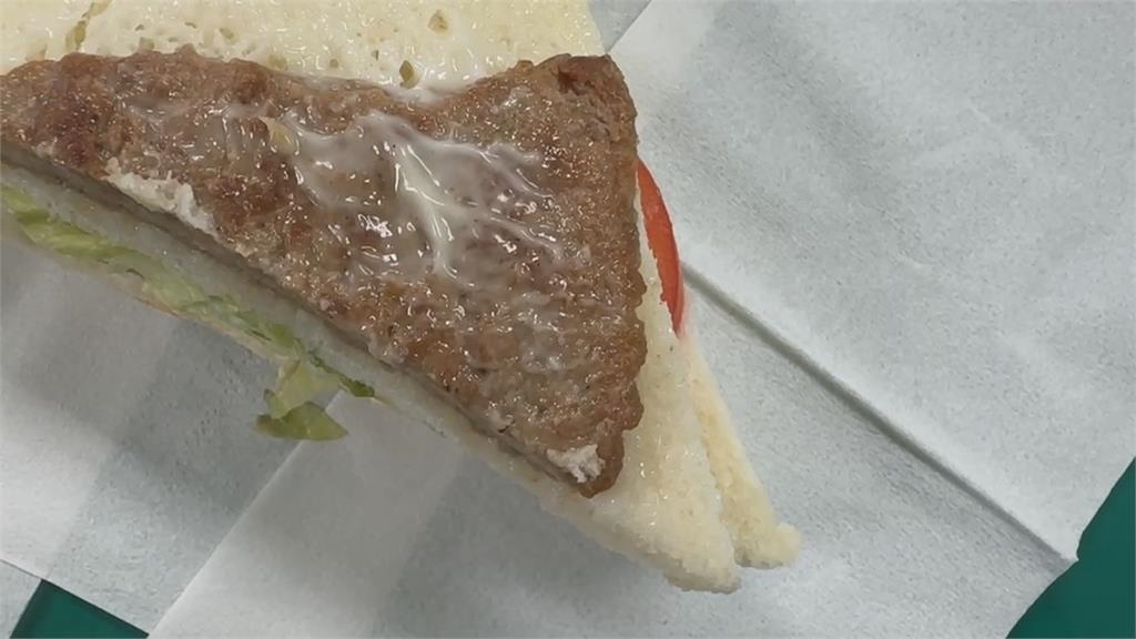 被欺騙? 女子拆開三明治 控"雞腿肉只放5分之1"