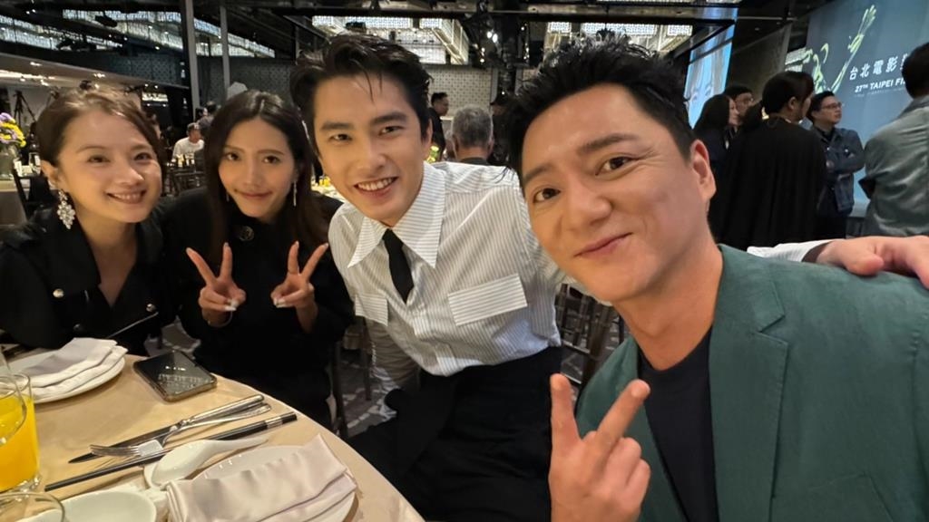 藍葦華片場溫馨舉動曝光！ 戲裡戲外護女心切 演員暖喊：好爸爸本色