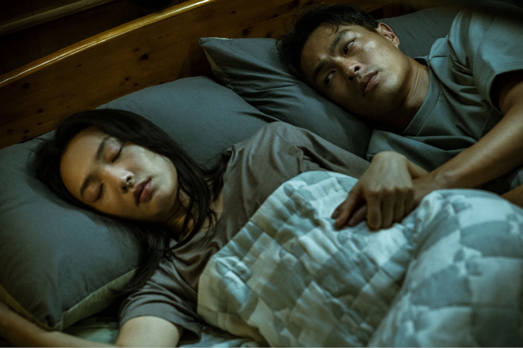 《泥娃娃》揭恐怖童謠禁忌！楊祐寧親見孕妻中邪 半夜怪異行徑嚇慘他