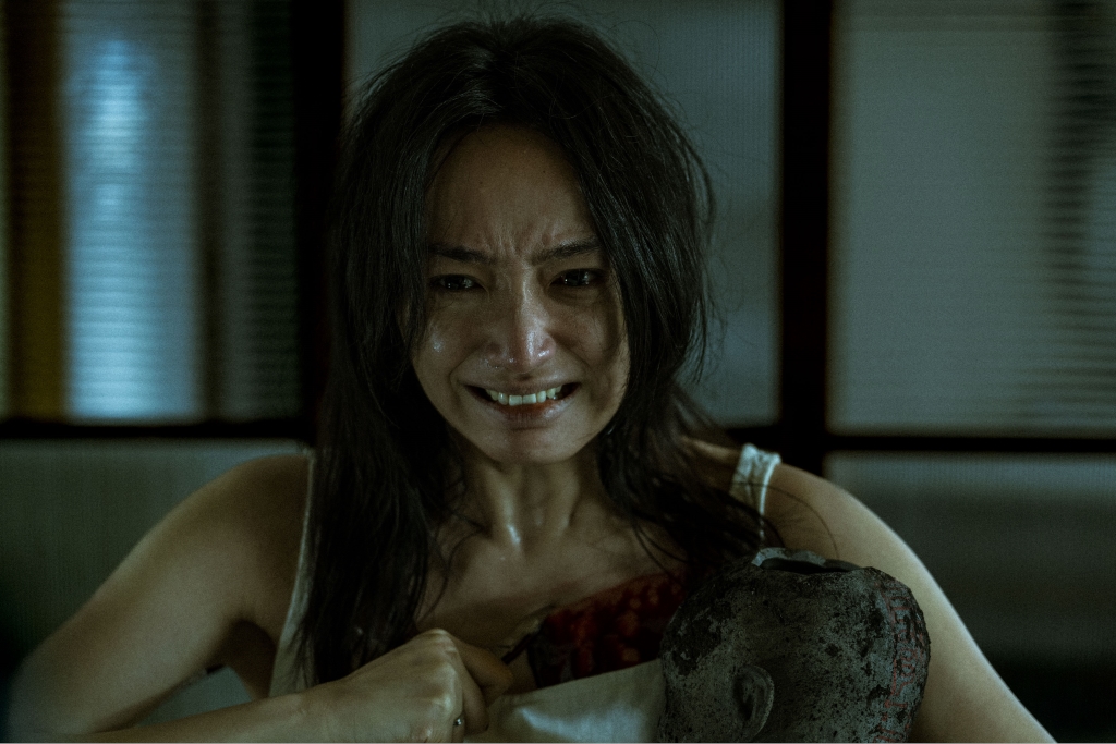 《泥娃娃》揭恐怖童謠禁忌！楊祐寧親見孕妻中邪 半夜怪異行徑嚇慘他