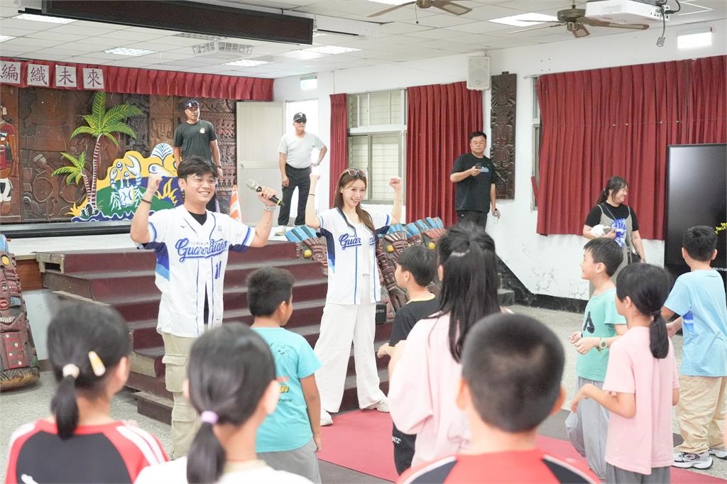 中職／富邦悍將前進花蓮送幸福！女神李雅英加碼為太巴塱、光復少棒球員夢想應援