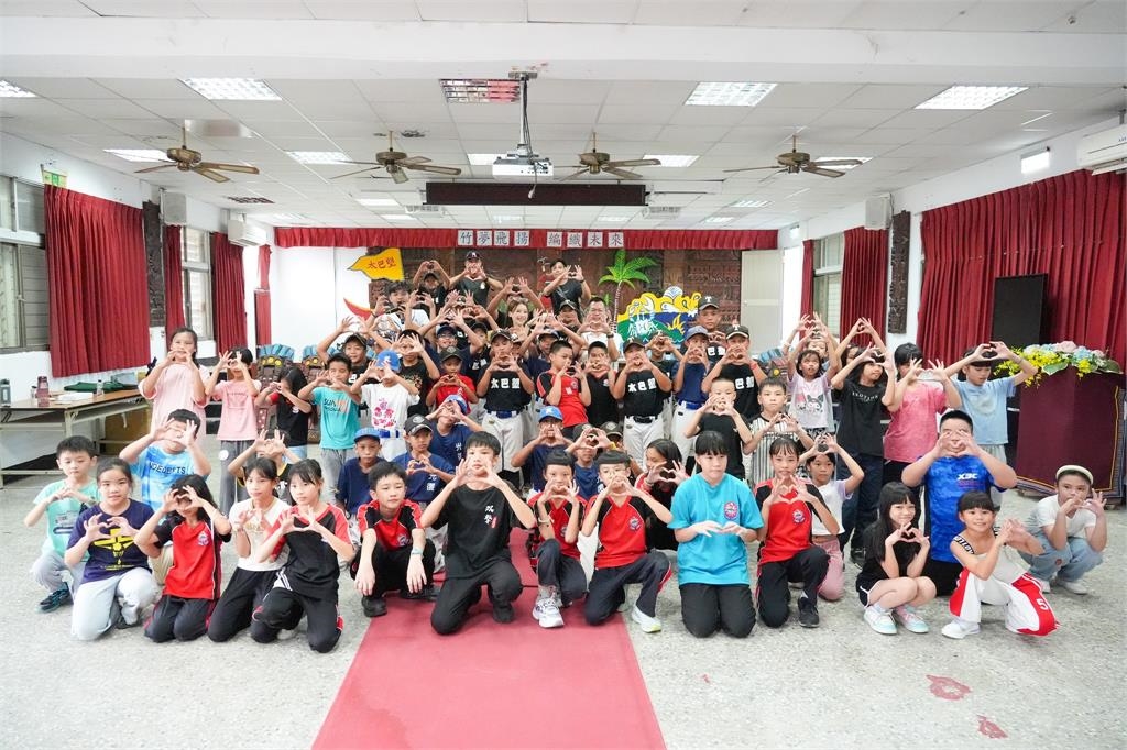 中職／富邦悍將前進花蓮送幸福！女神李雅英加碼為太巴塱、光復少棒球員夢想應援