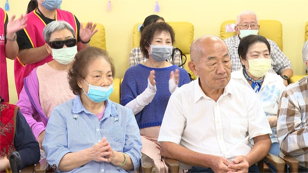 資深藝人帶動唱關懷長輩 攜手知名品牌送愛心