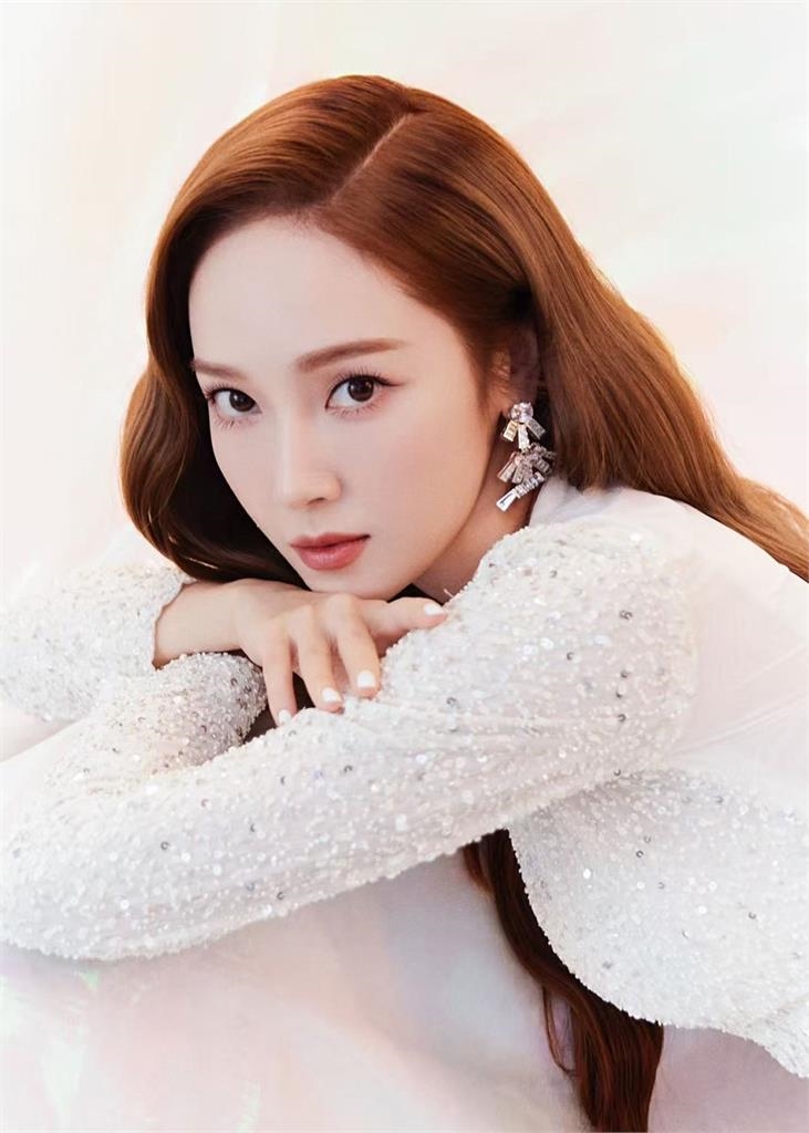 韓流女神Jessica來台倒數！雪白鑲亮片禮服照曝光