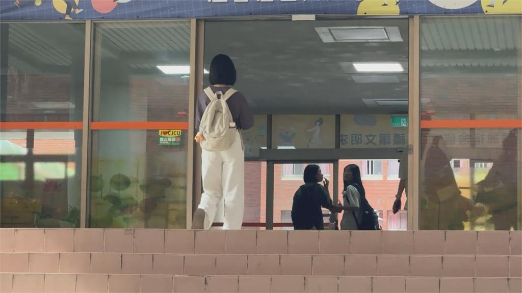 這間大學宿舍吊扇如血滴子 上舖學生常常受傷難以入睡