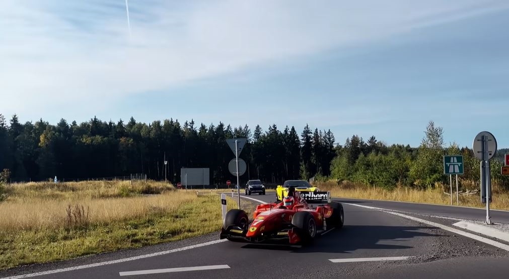 F1(影)／太快抓不到！男子「開F1上路」狂飆　捷克警方追六年才逮人