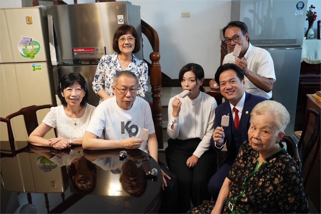 柯文哲交保「全家嗨吃冰棒」畫面藏亮點！身後「真實1幕」網笑：阿嬤家必備