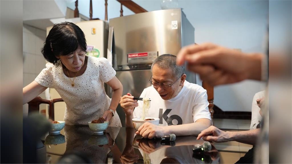 柯文哲交保「全家嗨吃冰棒」畫面藏亮點！身後「真實1幕」網笑：阿嬤家必備