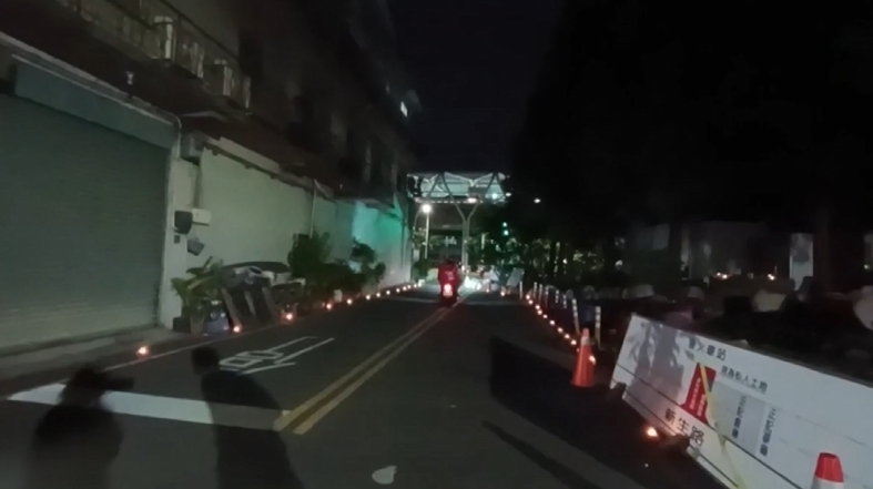 彰化員林市道路驚見「酥油燈大道」　用路人：農曆七月毛毛的