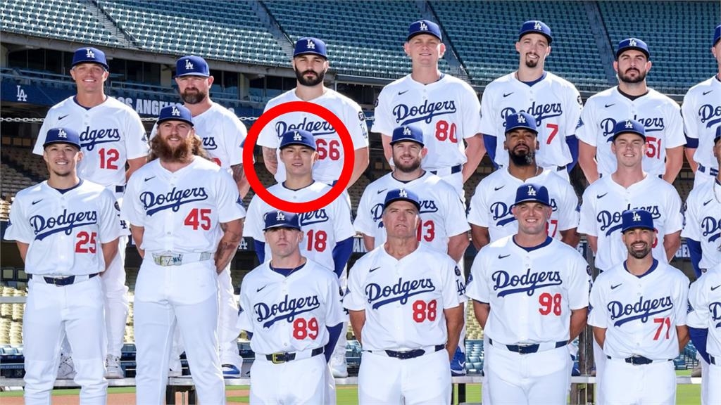 MLB/道奇拍大合照「不用再P山本」!柯蕭+自由男站C位、大谷排紅中偏右